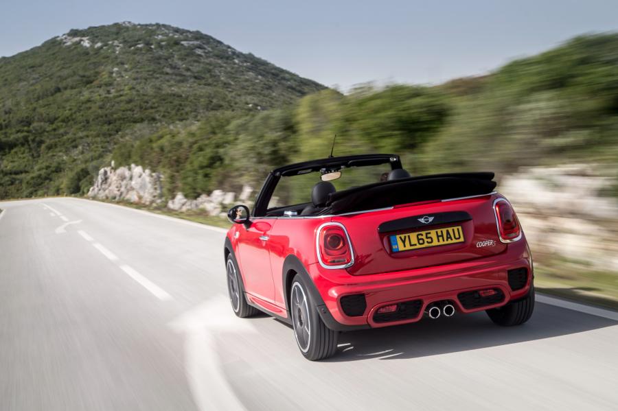  Mini Cooper S Cabrio JCW Package 2015 года  (UK) (фото 16 из 30)